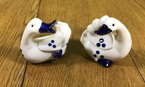 DUCKS GEESE X 2 PORCELAIN BLUE AND WHITE NO NAME BRAND VERY CUTE!!! Read descrption.