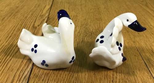 DUCKS GEESE X 2 PORCELAIN BLUE AND WHITE NO NAME BRAND VERY CUTE!!! Read descrption.