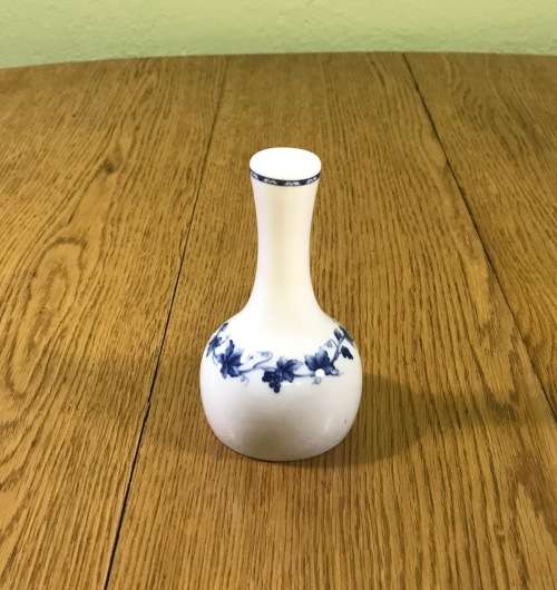 BUD VASE PATRA FINE PORCELAIN THAILAND NIKKO BLUE and WHITE Grape Vine Garland Decoration.