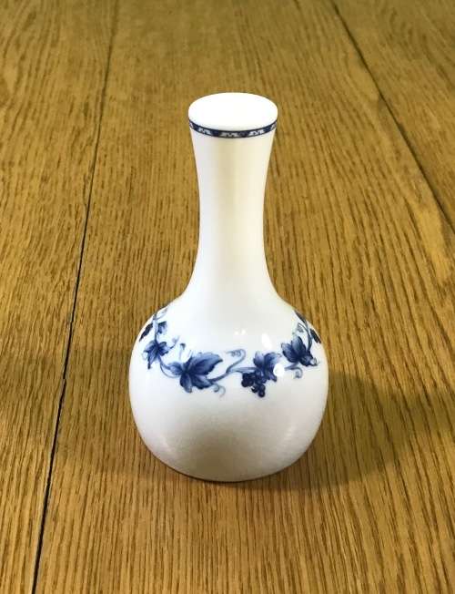 BUD VASE PATRA FINE PORCELAIN THAILAND NIKKO BLUE and WHITE Grape Vine Garland Decoration.