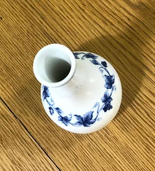 BUD VASE PATRA FINE PORCELAIN THAILAND NIKKO BLUE and WHITE Grape Vine Garland Decoration.
