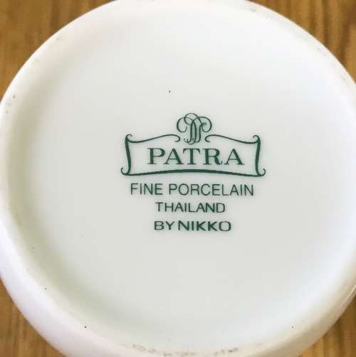 BUD VASE PATRA FINE PORCELAIN THAILAND NIKKO BLUE and WHITE Grape Vine Garland Decoration.