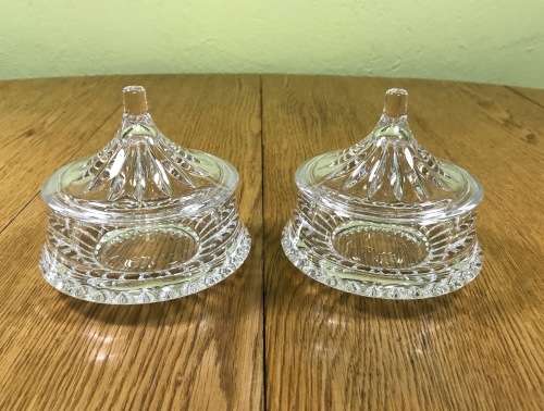 PAIR of ROUND CRYSTAL LIDDED BOWLS TRINKET DISHES JEWELLERY HOLDERS VANITY - STUNNING!!! IDENTICAL