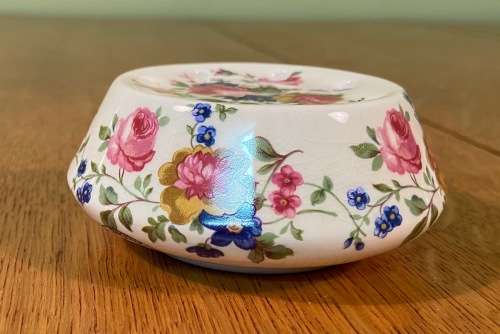POT POURRI ROUND PORCELAIN HOLDER PRINKNASH POTTERY GLOUCESTER ENGLAND ROSES & FLOWER DECORATION