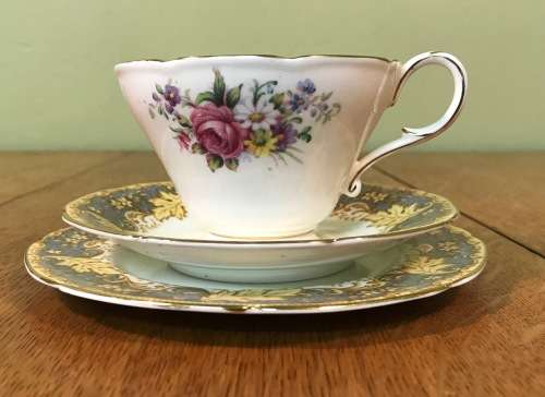 PARAGON TEA TRIO x 1  G5283 PATTERN FLORAL FLOWERS STUNNING RARE 3 PIECE UNUSUAL!!!