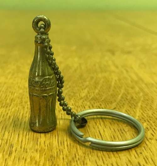 KEYRING x 1 - GOLD COLOURED COKE BOTTLE - KEY RING
