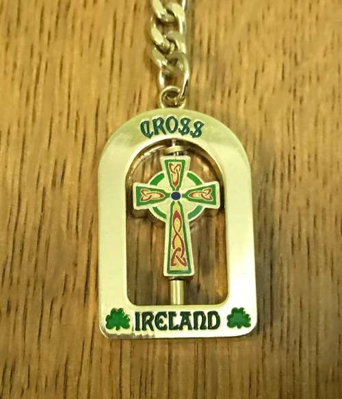 KEYRINGS x 2 - BRAND NEW BRASS IRELAND IRISH KEY RINGS - CROSS - DUBLIN - CLOVER