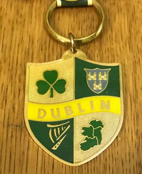 KEYRINGS x 2 - BRAND NEW BRASS IRELAND IRISH KEY RINGS - CROSS - DUBLIN - CLOVER