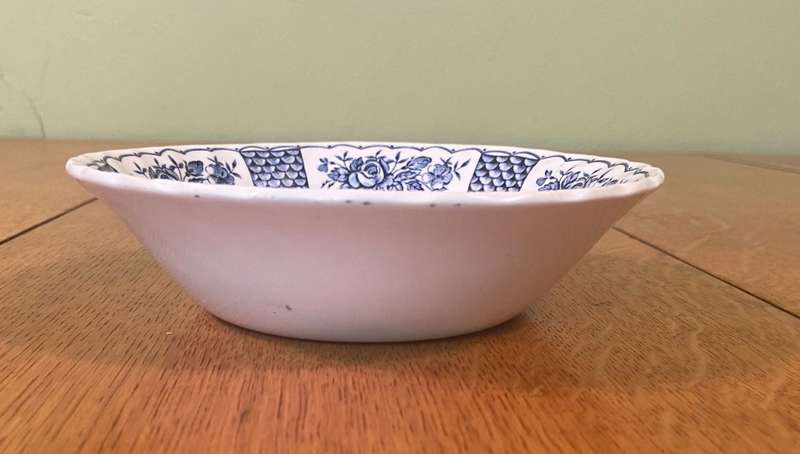 MYOTT - FINE IRONSTONE - ENGLAND - 1982 - BOWL  BLUE and WHITE - FLOWERS - STUNNING!!!!!