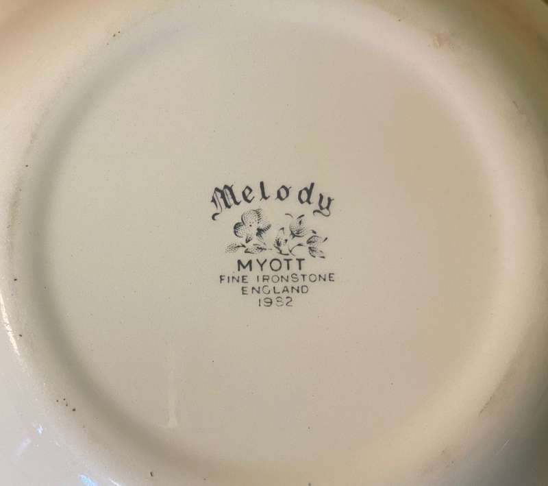 MYOTT - FINE IRONSTONE - ENGLAND - 1982 - BOWL  BLUE and WHITE - FLOWERS - STUNNING!!!!!