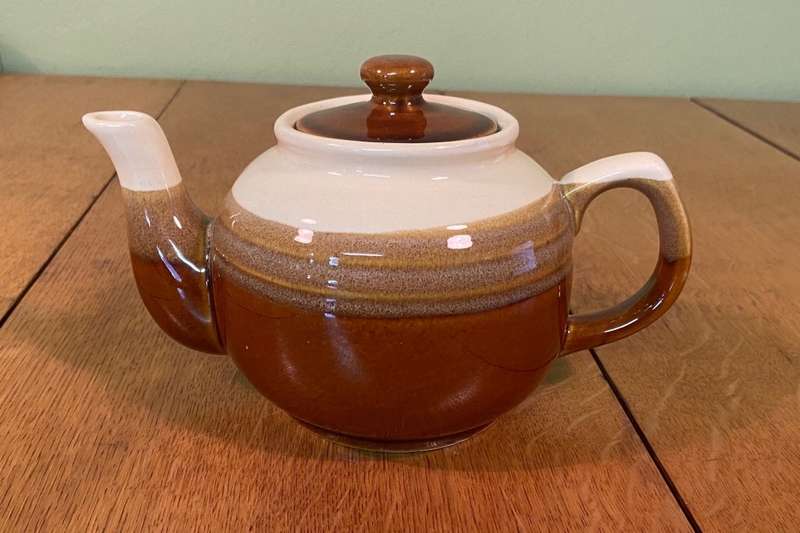 TEA POT - CREAM & BROWN COLOURS - MADE in JAPAN - EARTHENWARE / POTTERY - MEDIUM SIZE