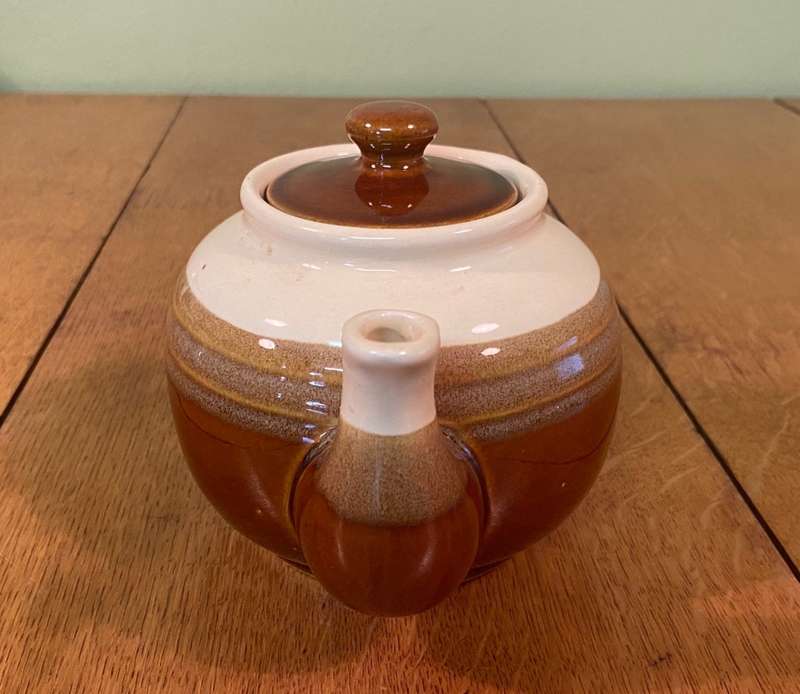 TEA POT - CREAM & BROWN COLOURS - MADE in JAPAN - EARTHENWARE / POTTERY - MEDIUM SIZE