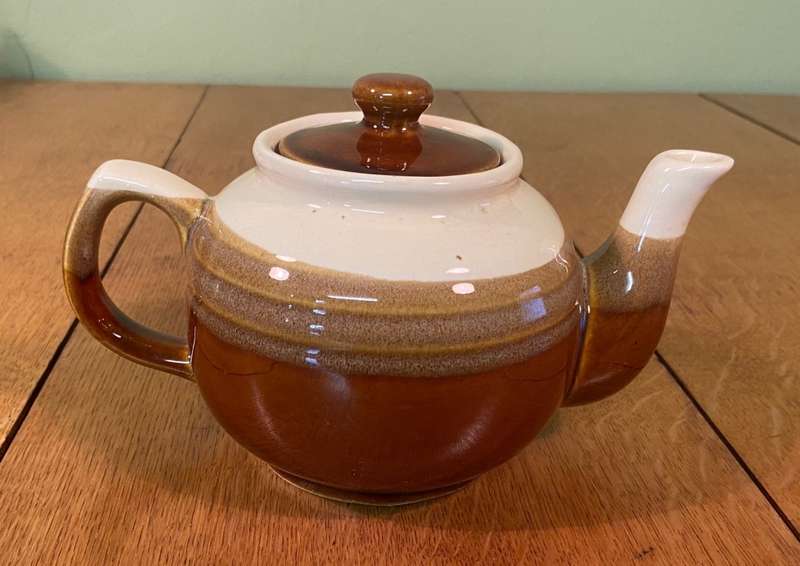 TEA POT - CREAM & BROWN COLOURS - MADE in JAPAN - EARTHENWARE / POTTERY - MEDIUM SIZE