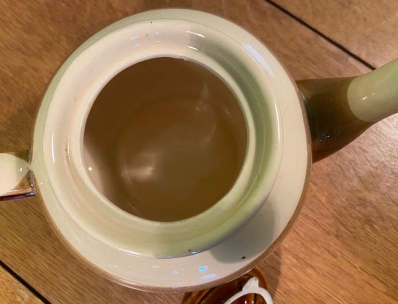 TEA POT - CREAM & BROWN COLOURS - MADE in JAPAN - EARTHENWARE / POTTERY - MEDIUM SIZE