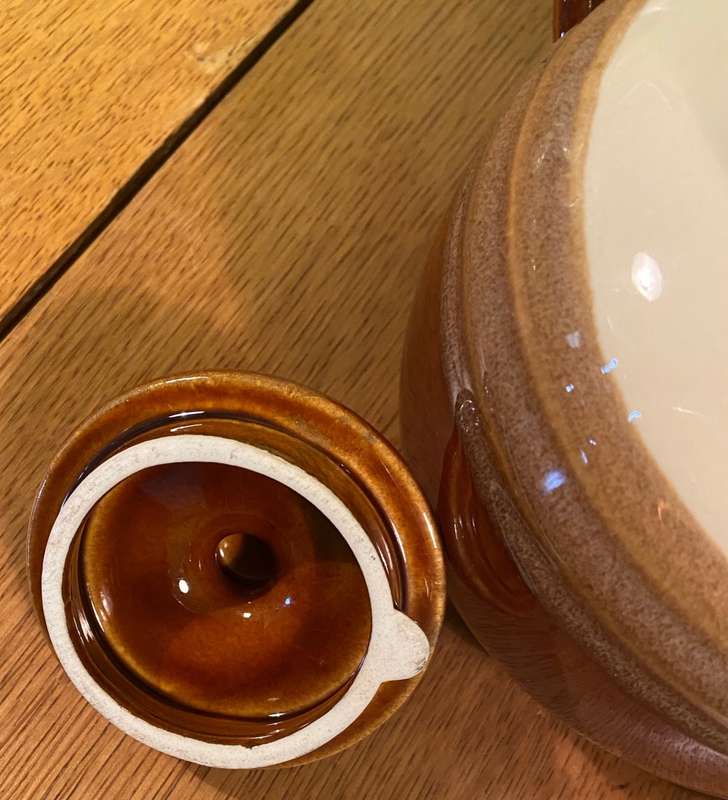 TEA POT - CREAM & BROWN COLOURS - MADE in JAPAN - EARTHENWARE / POTTERY - MEDIUM SIZE