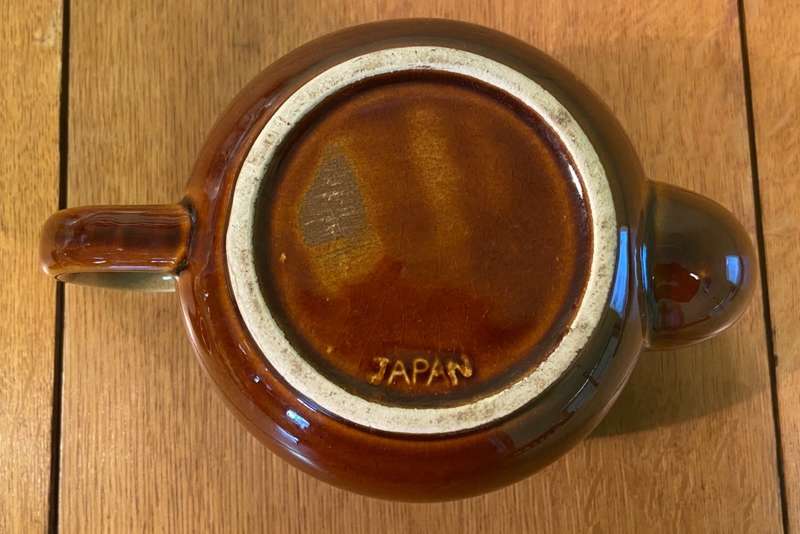 TEA POT - CREAM & BROWN COLOURS - MADE in JAPAN - EARTHENWARE / POTTERY - MEDIUM SIZE