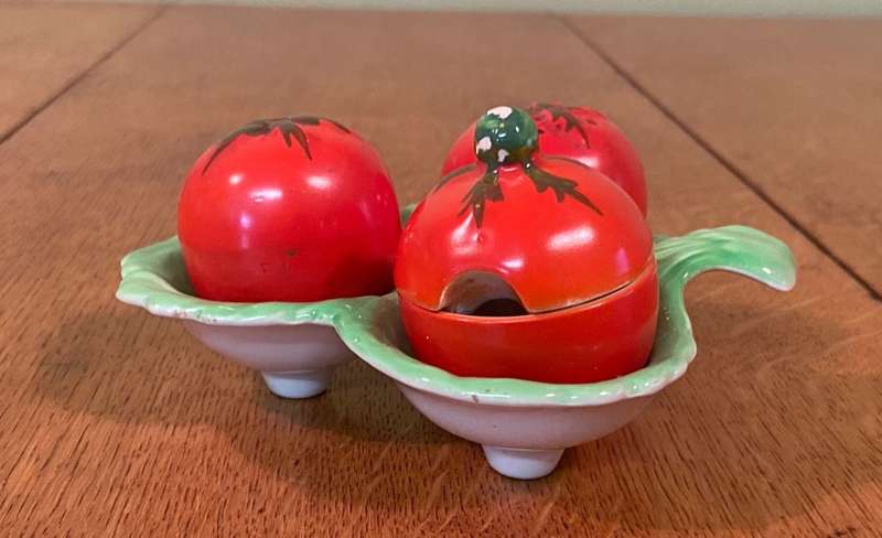 CARLTON WARE CARLTONWARE 3 PIECE PORCELAIN CONDIMENT HOLDER SALT PEPPER SAUCE - TOMATO SHAPE- RARE!