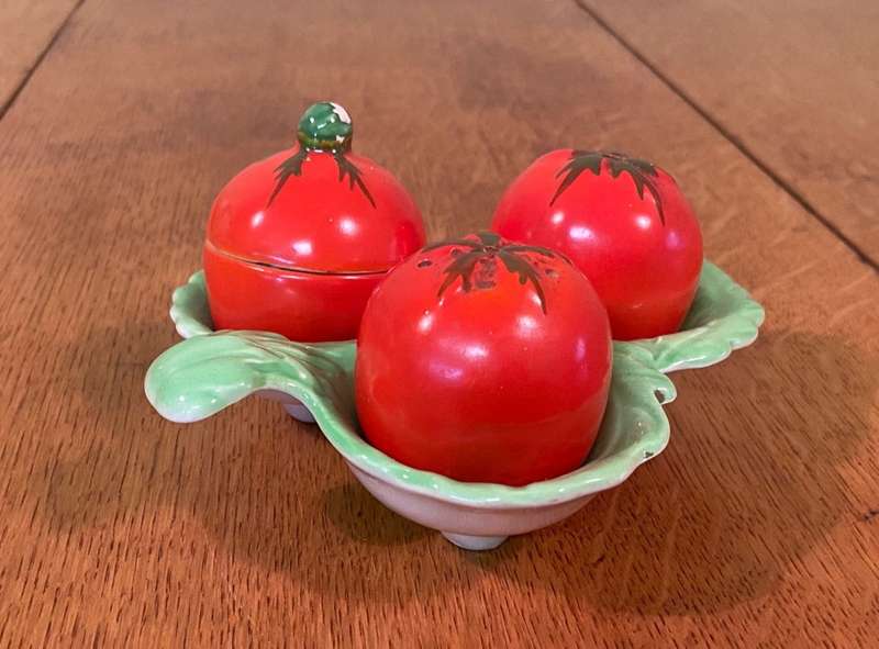 CARLTON WARE CARLTONWARE 3 PIECE PORCELAIN CONDIMENT HOLDER SALT PEPPER SAUCE - TOMATO SHAPE- RARE!