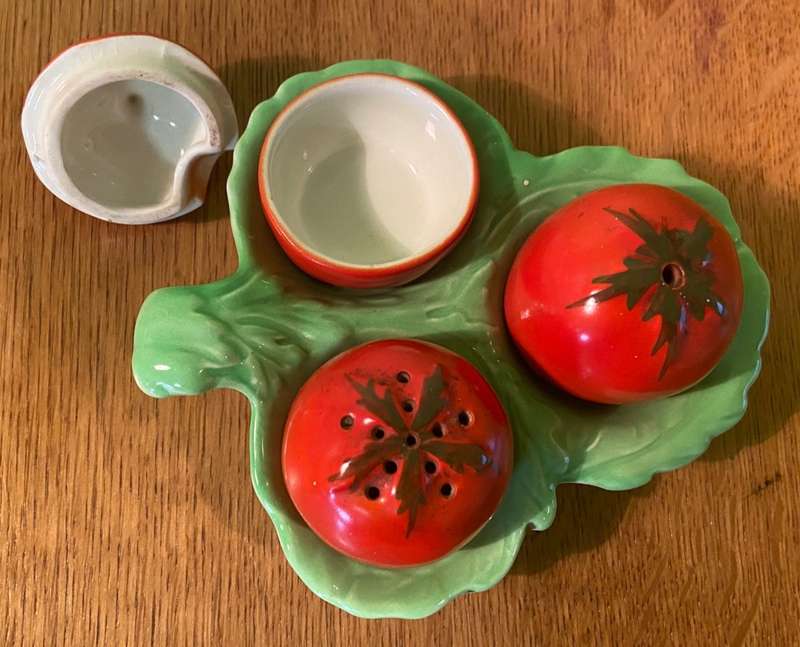 CARLTON WARE CARLTONWARE 3 PIECE PORCELAIN CONDIMENT HOLDER SALT PEPPER SAUCE - TOMATO SHAPE- RARE!