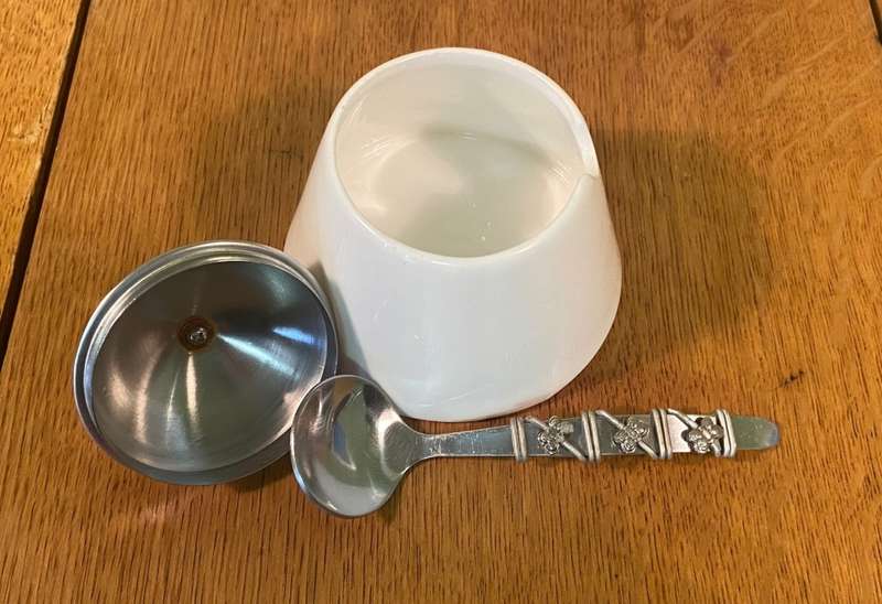 MAXWELL WILLIAMS DESIGNER HOMEWARES - JAM POT + LID + STAINLESS STEEL SPOON - WHITE.