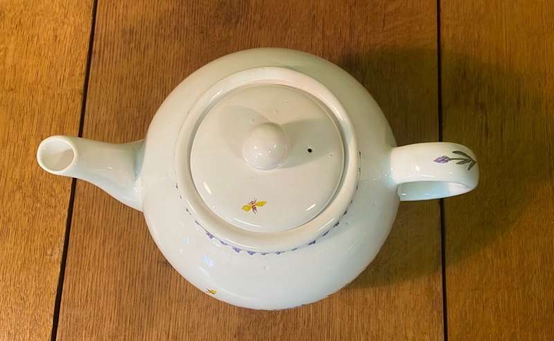 TEA POT - MARGARET ROBERTS BOTANICALS PORCELAIN - LAVENDER & BEES PATTERN - LIKE NEW!!!