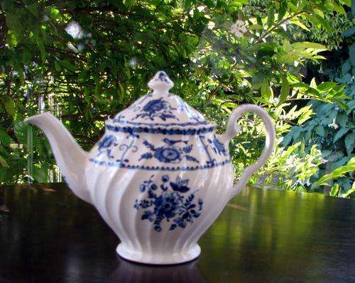 MAGNIFICENT BLUE AND WHITE (flow-blue style) TEAPOT~~~Johnson Brothers England ~ Ironstone ~PERFECT!