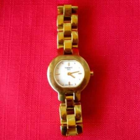 TISSOT 1853 SAPPHIRE CRYSTAL (SWISS)   Ladies Quartz Watch. Stainless Steel (Gold).