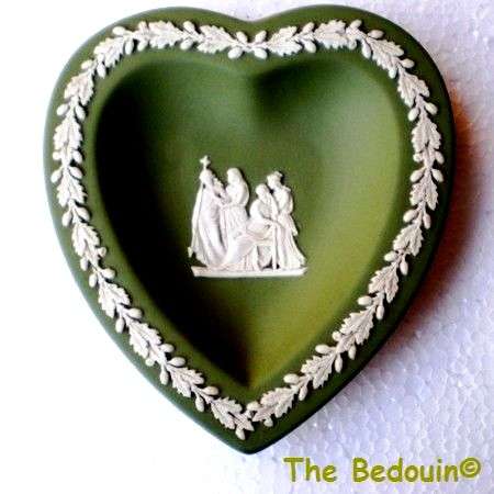 WEDGWOOD JASPERWARE SMALL HEART SHAPED DISH. Olive & white. Vintage (1966)