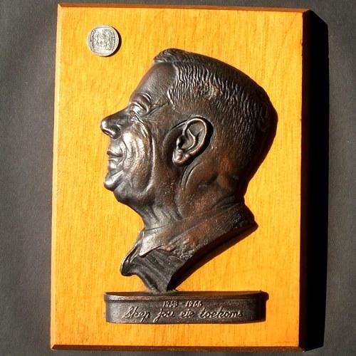 DR. HENDRIK VERWOERD (Eerste Minister 1958 - 1966). Koper Muurbehangsel (op hout).