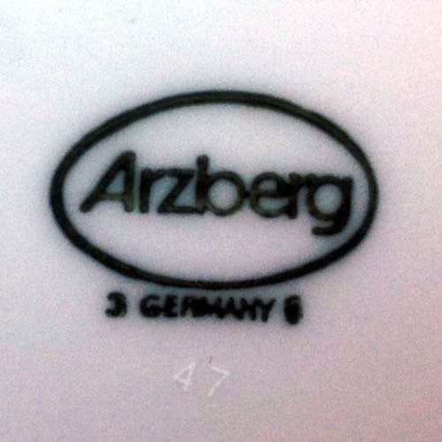 ARZBERG. DINNER SERVICE. 8 SEATING (47 PIECES). 'Midnight' pattern. Bone China.