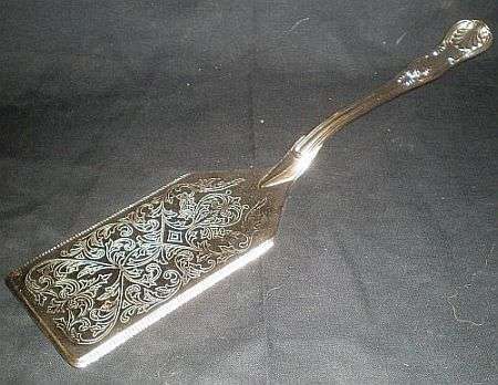 CAKE LIFT / SERVER CUTTER. Silver plated. Kings pattern