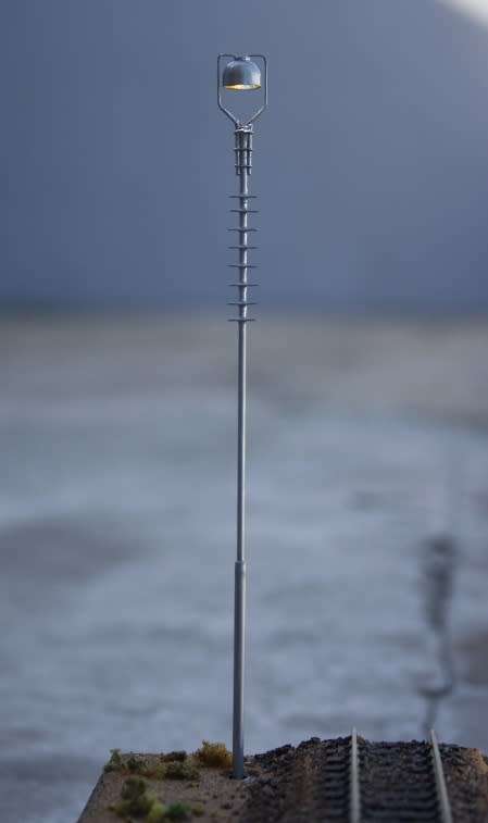 HO scale old style yardlamp.