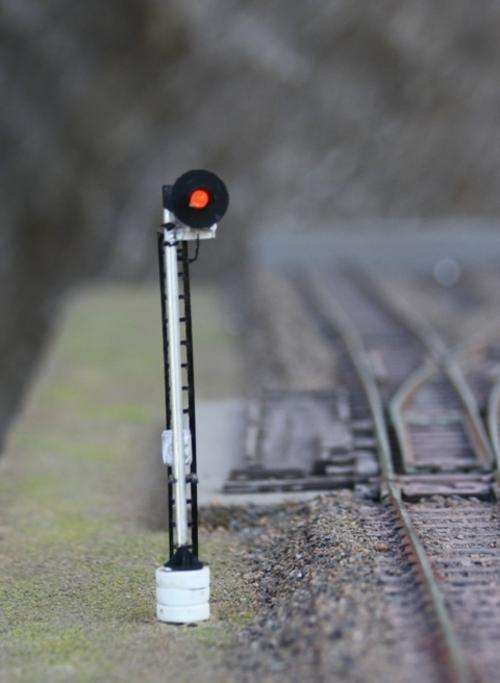 ZAR HO scale single aspect RED/GREEN signal. Connect and forget.