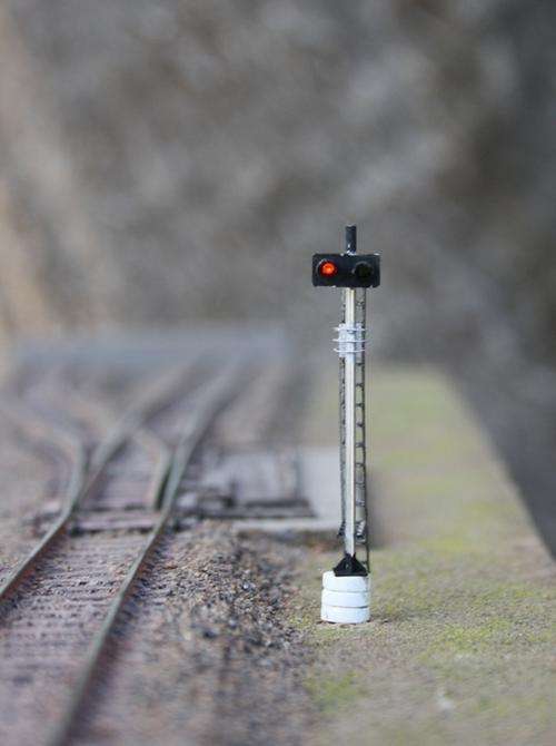 Connect & forget ZAR HO scale dual aspect(red/green) signal.