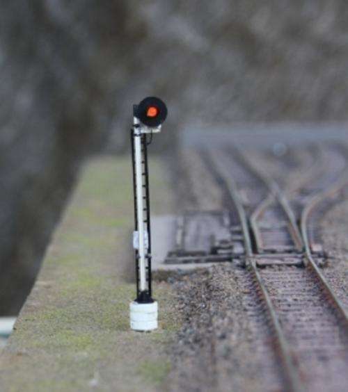 HO scale single aspect(Red/Green) ZAR signals.
