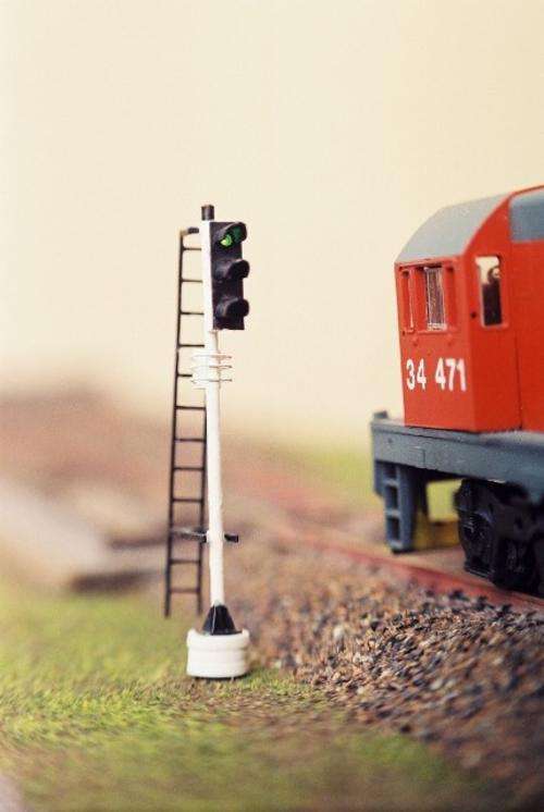 ZAR HO scale 3 aspect signal.