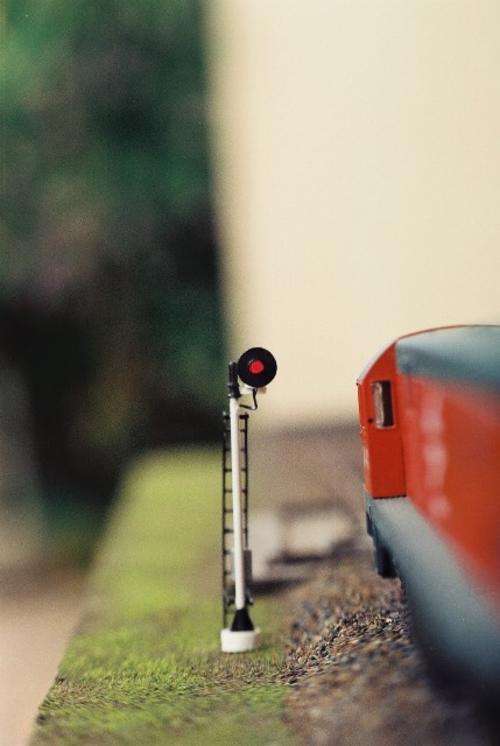 ZAR HO scale single aspect bi-colour Red/Green signal.
