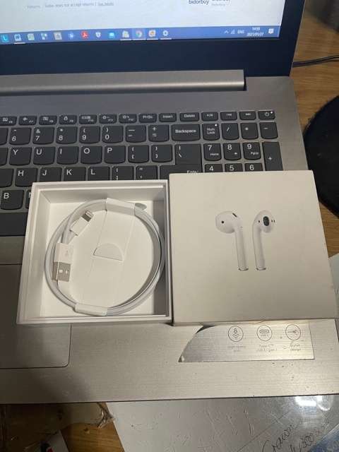 Apple Airpods 2 PLUS FREE EXTRAS