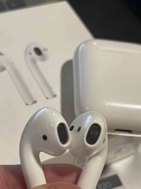 Apple Airpods 2 PLUS FREE EXTRAS