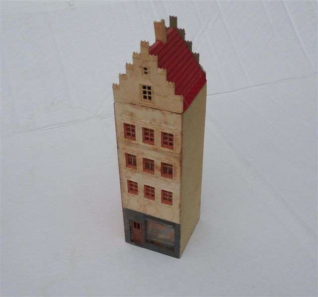 N Scale -Beige 4 storey building