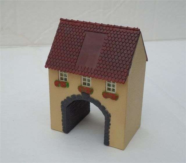 N-scale - Beige House w/tunnel