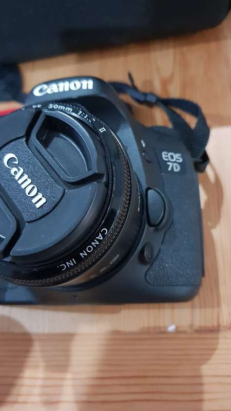 Canon 7D Body, 2 Canon Lenses, 16 Gig 120MB/s Memory Card, Vanguard bag, Charger and USB cable