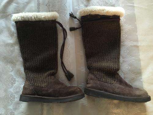 Brown original Ugg boots, size 6, excellent condition, hardly worn