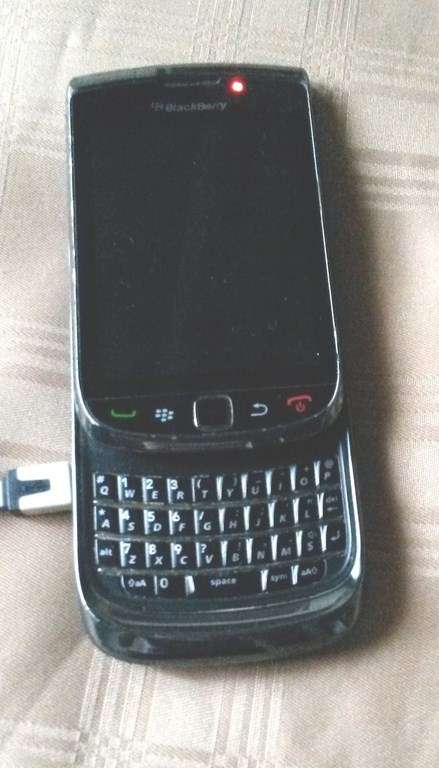 Blackberry 9800 for sale - Dead phone , FOR Spares  - *****LOW LOW SHIPPING ****