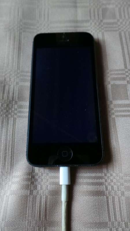 Iphone 5 Cellphone up for grabs - Cracked screen **** LOW LOW SHIPPING ******