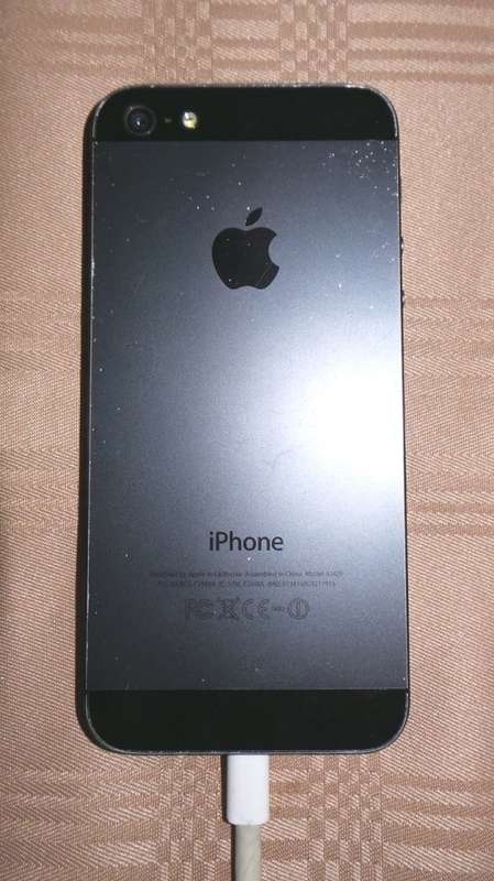 Iphone 5 Cellphone up for grabs - Cracked screen **** LOW LOW SHIPPING ******