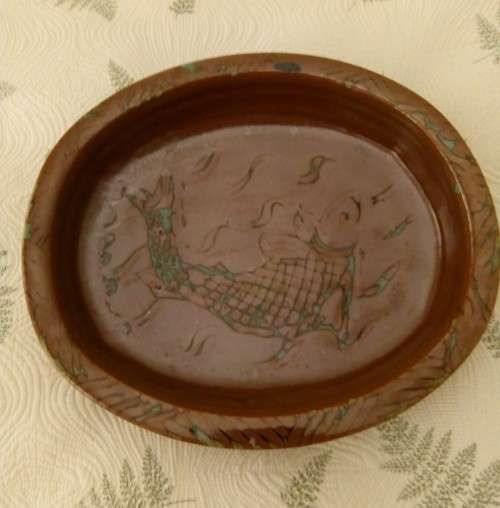 SOUTH AFRICAN IAN GLENNY POTTERY BOWL WITH FISH DESIGN