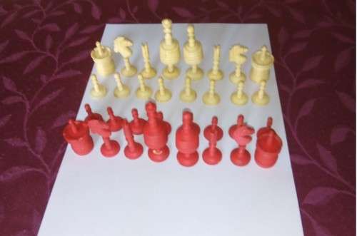ANTIQUE `BARLEYCORN` CARVED BONE CHESS SET - EARLY 19TH CENTURY