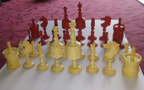 ANTIQUE `BARLEYCORN` CARVED BONE CHESS SET - EARLY 19TH CENTURY