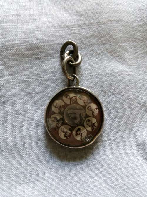 1899 BOER WAR CHESTER SILVER FOB/PENDANT - QUEEN VICTORIA WITH HER GENERALS